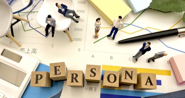 「PERSONA」のブロックと、グラフ上のミニチュア人形(ターゲット顧客を想定)から、ペルソナと顧客分析の重要性を表現しました。